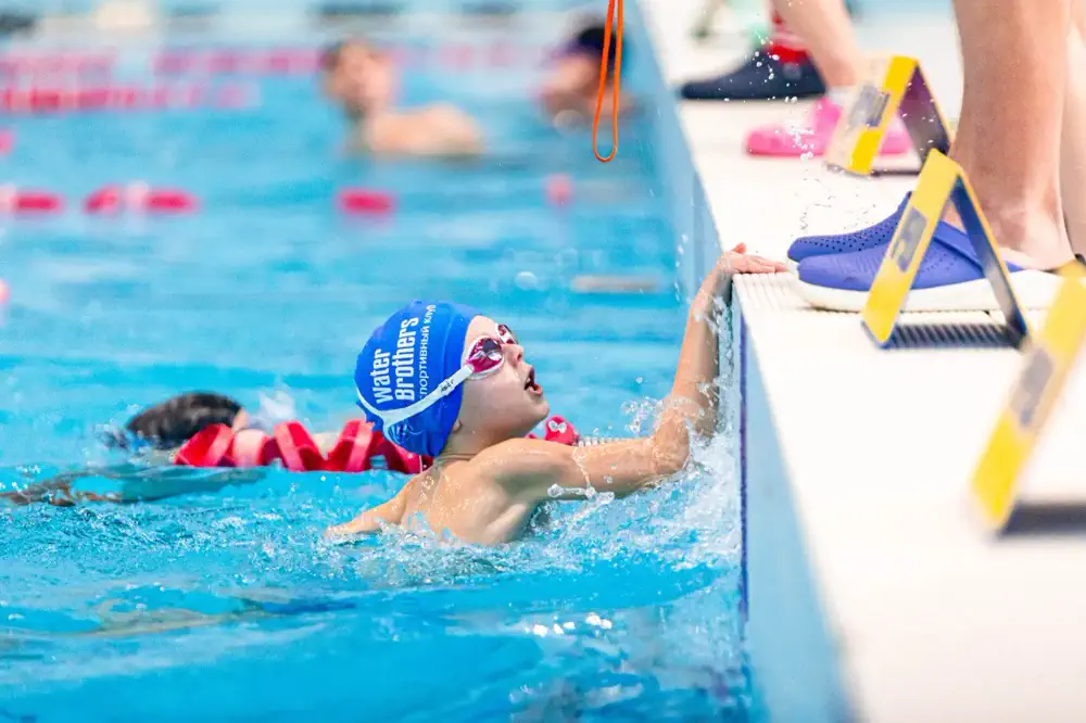 Schwimmer beim Anschlag am Beckenrand